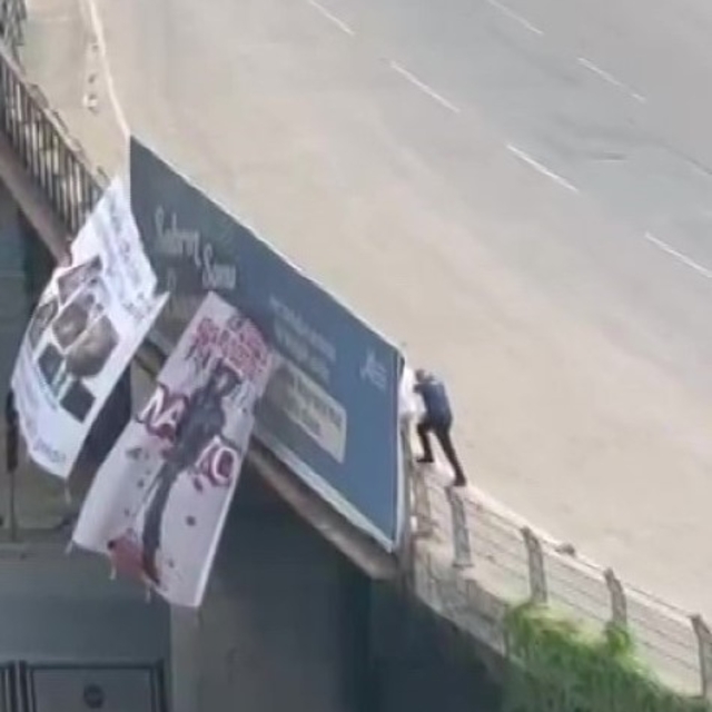 Adana'da köprüye NATO protestosu için pankart asan şahıs gözaltına alındı