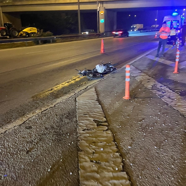 Kontrolden çıkan motosiklet tırın altına girdi, sürücü hayatını kaybetti