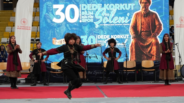 Bayburt Dede Korkut Şöleni'nde 11 ülkeden 15 ekip sahne aldı