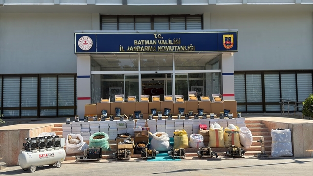 Batman'da kaçakçılık operasyonunda binlerce kaçak ürün ele geçirildi