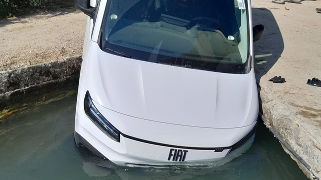 Manavgat'ta hafif ticari araç sulama kanalına düştü