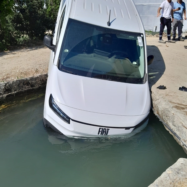 Manavgat'ta hafif ticari araç sulama kanalına düştü