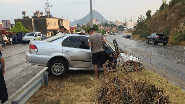 Adana'da demir bariyere çarpan otomobilin sürücüsü yaralandı