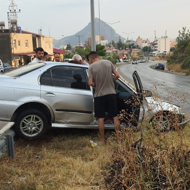 Adana'da demir bariyere çarpan otomobilin sürücüsü yaralandı