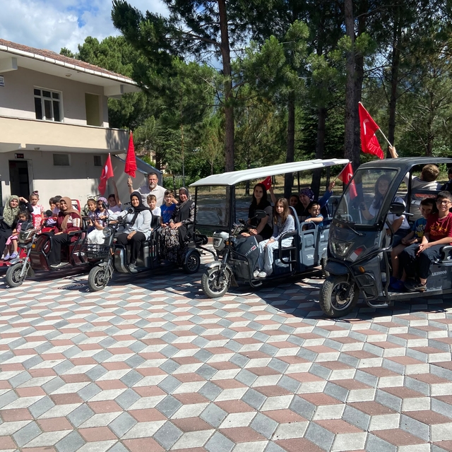 Kargı'da elektrikli araçlarla yaz Kur'an kursu için konvoy düzenlendi