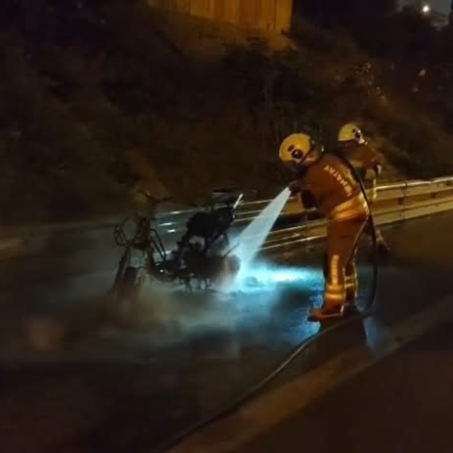 İskenderun'da motosiklet alevlere teslim oldu