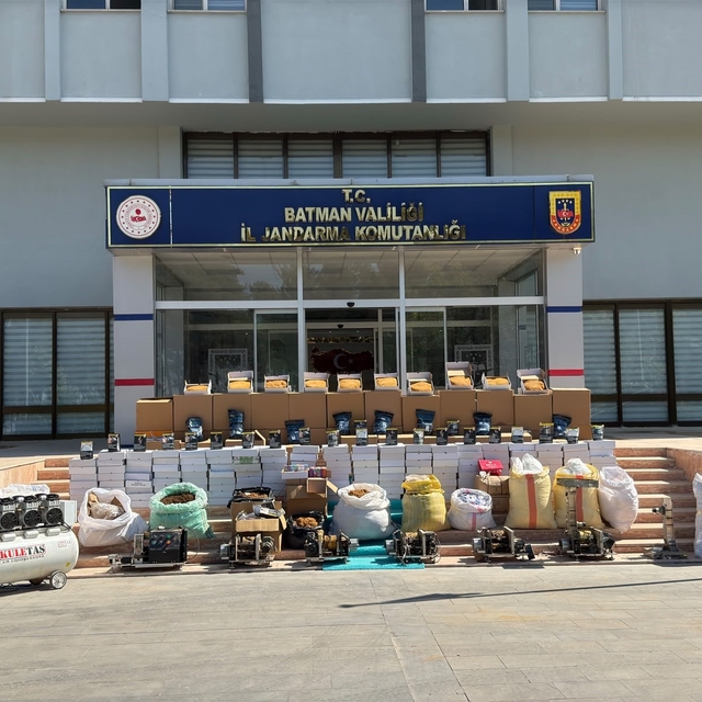 Batman'da kaçakçılık operasyonunda binlerce kaçak ürün ele geçirildi