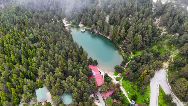 Limni Gölü Tabiat Parkı yaz ortasında ziyaretçilerini sis ve serin havayla karşılıyor
Gümüşhane'nin 2024 rakımlı turizm merkezi Limni Gölü yaz ortasında ziyaretçilerini serinletti