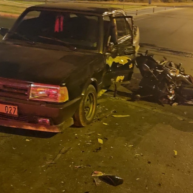 Manavgat'ta otomobil ile çarpışan motosikletteki 2 kişi yaralandı