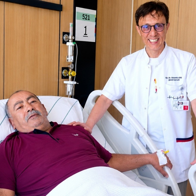 Riskli görülen hasta tek seansta yapılan iki ameliyatla sağlığına kavuştu