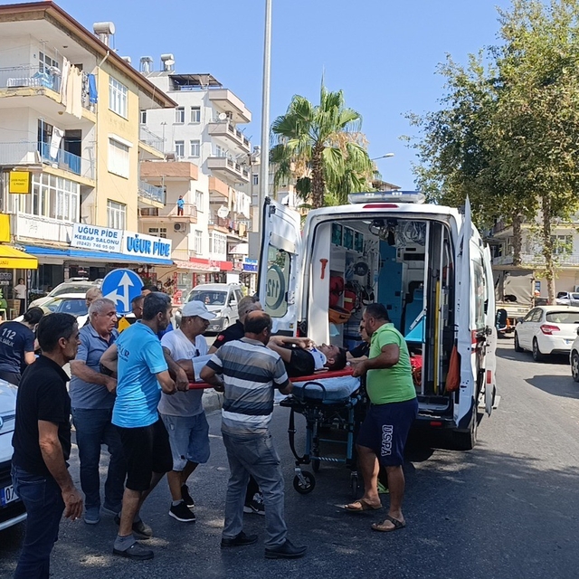 Antalya'da 'U' dönüşü yapan araçla çarpışan motosikletteki 2 kişi yaralandı