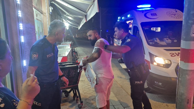 Eskişehir'de bıçaklı kavgada yaralanan şahıs: "Bana satırla vurmuşlar"
Yaralı şahıs elindeki sigara ile ambulansa binmeye çalıştı