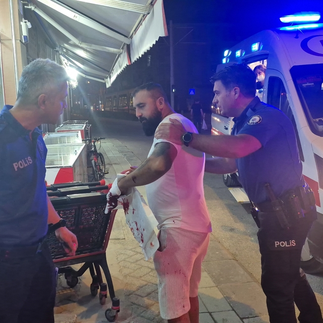 Eskişehir'de bıçaklı kavgada yaralanan şahıs: "Bana satırla vurmuşlar"
Yara...