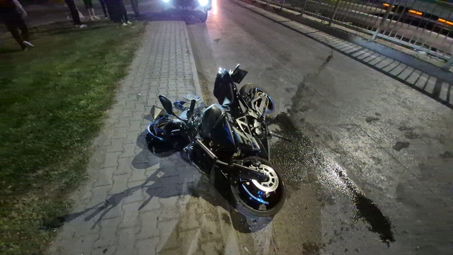 Ehliyetsiz sürücünün kullandığı motosiklet kaldırıma çarptı: 1 yaralı
