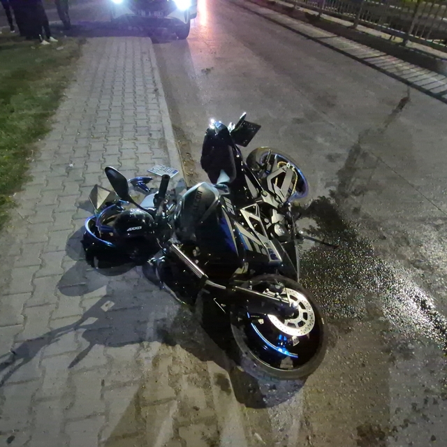 Ehliyetsiz sürücünün kullandığı motosiklet kaldırıma çarptı: 1 yaralı