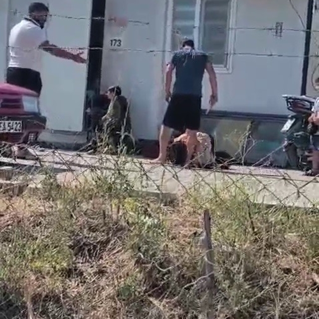 Dehşete düşüren görüntü: Karısını evlatlarının gözü önünde bıçakla yere yat...
