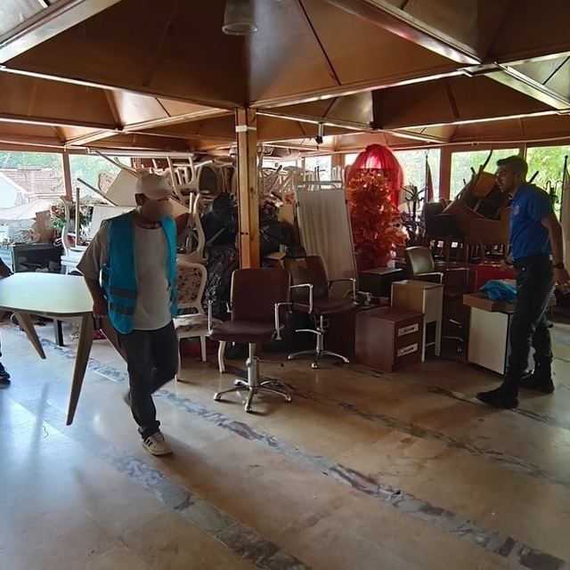 Eskişehir Öğretmenevi'nin eşyalarını denetimli serbestlik yükümlüleri taşıy...