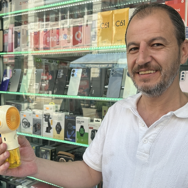 En ekonomik ve pratik serinleme aracı "El pervanesi"
Yazın gözdesi el perva...
