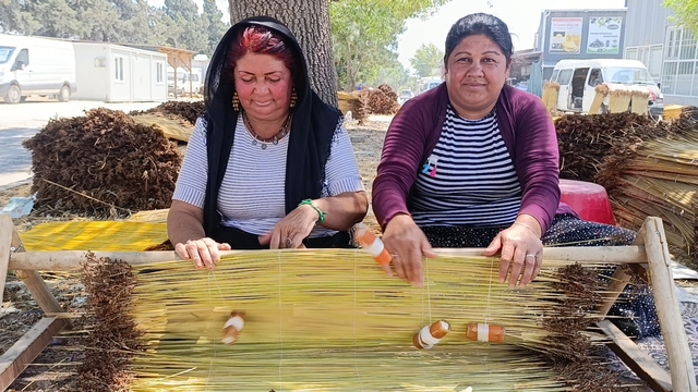 Kahramanmaraş'ın asırlık tarhana geleneğini yaşatan doğal çiğ ustaları naylon ürünlere karşı direniyor