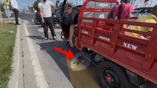 Mopede dadanan yavru kedi ezilmekten son anda kurtarıldı
