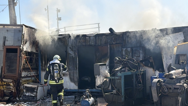 Kocaeli'de geri dönüşüm tesisinde çıkan yangın söndürüldü