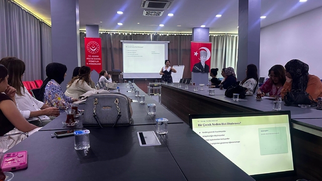 Adana'da çocuk kuruluşu personeline etkili iletişim eğitimi