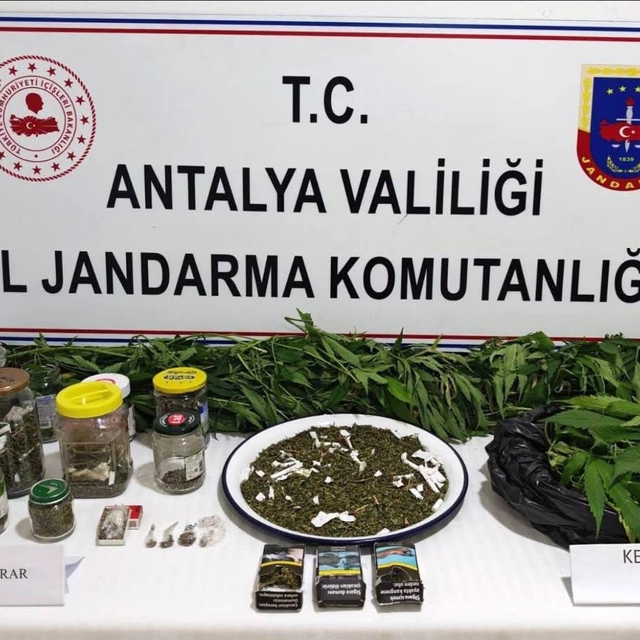 Manavgat'ta 2 kilo kubar esrar ve 130 kök kenevir ele geçirildi