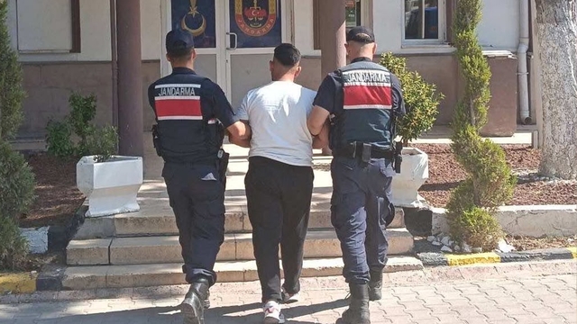 'Dolandırıcılık' suçundan aranan hükümlü jandarmadan kaçamadı