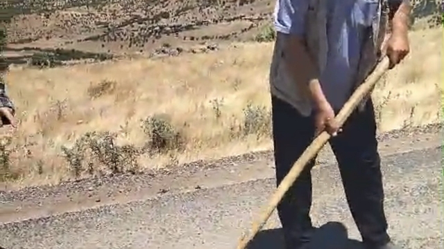 Çermik'te mahalle yolu muhtar ve vatandaşlar tarafından onarıldı