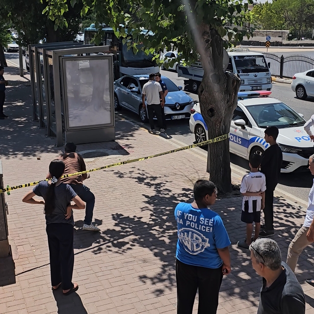 Durakta eşinin tabancayla vurduğu kadın öldü