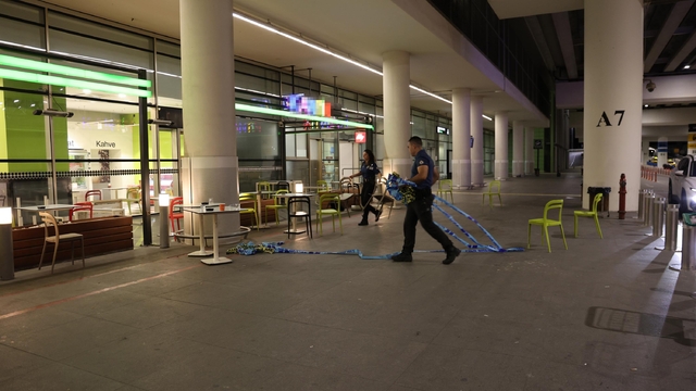 İzmir'de havalimanında polise bıçaklı saldırı; 4 yaralı