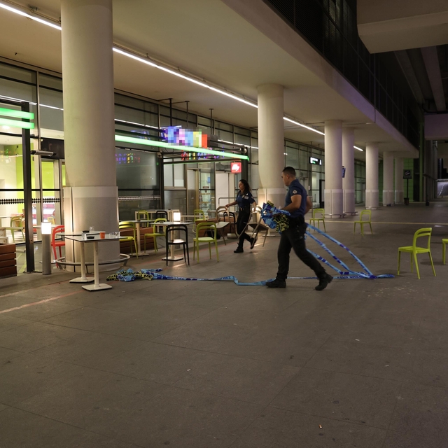 İzmir'de havalimanında polise bıçaklı saldırı; 4 yaralı