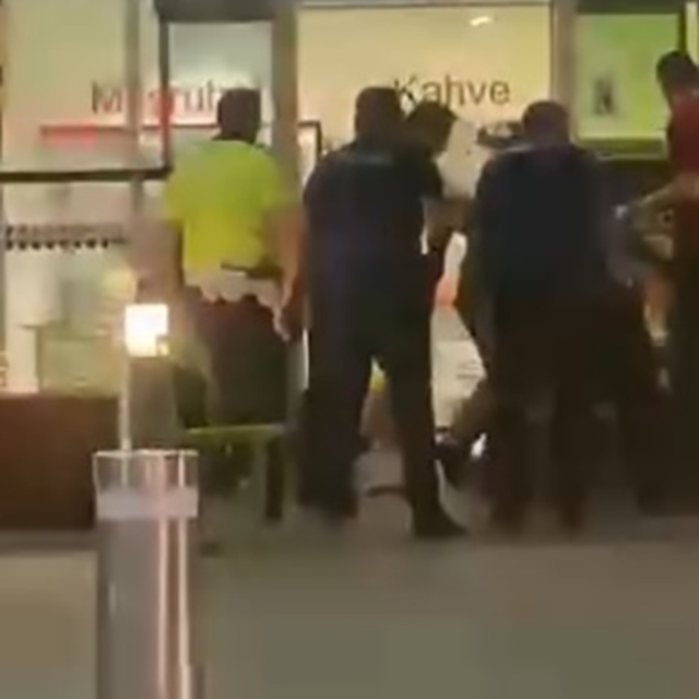 Adnan Menderes Havalimanında hareketli anlar: 4 polis bıçaklandı