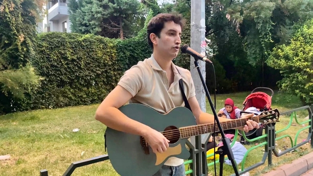 Kendi bestelerini duyurmak için sokağı sahneye dönüştürdü
Müzisyen Ekin Uğur: "Çoğu insanın aksine ben olayın maddi değil manevi yönünü önemsiyorum"