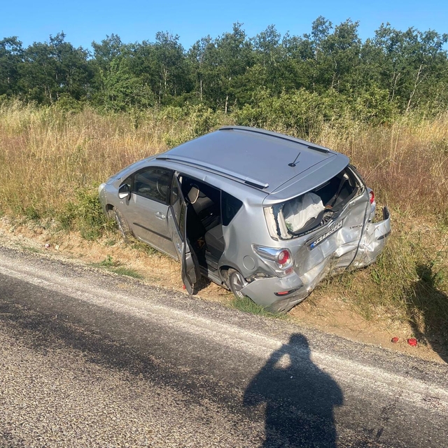 Bilecik'te kamyonetin otomobile çarptığı kazada 3 kişi yaralandı
