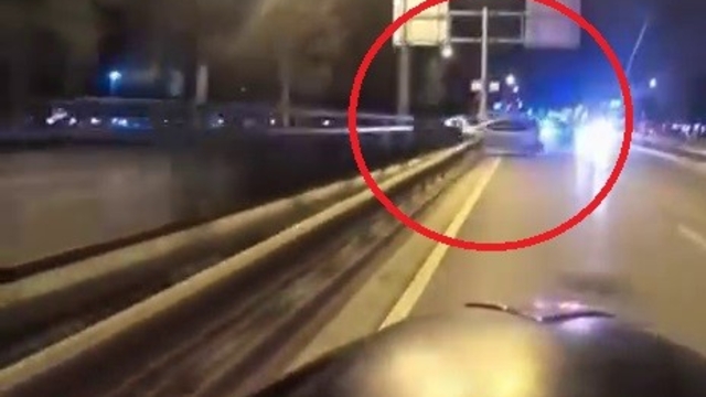 Bursa'da otomobil bariyerlere çarpıp böyle takla attı...Feci kaza kask kamerasında
Bursa'da kontrolden çıkan otomobil takla attı, o anlar saniye saniye kaydedildi