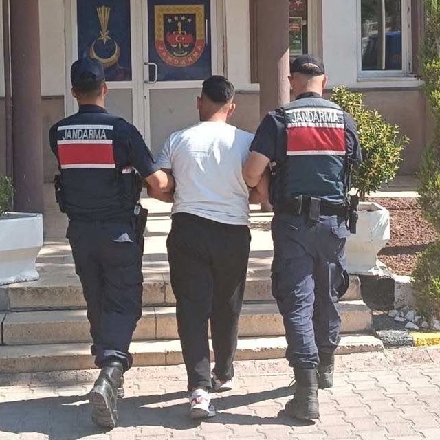 'Dolandırıcılık' suçundan aranan hükümlü jandarmadan kaçamadı