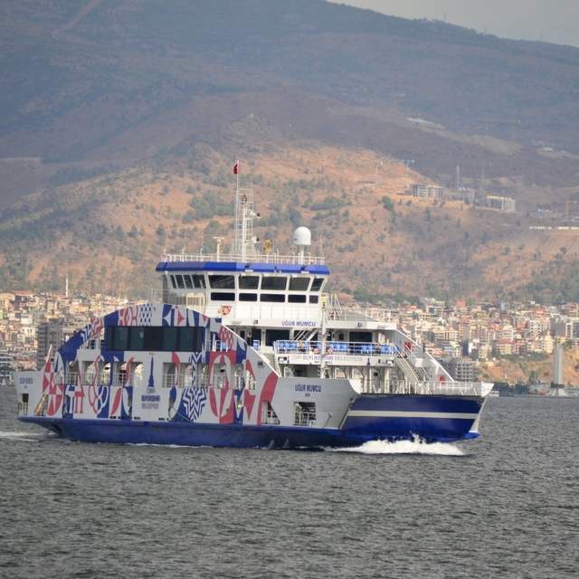 İZDENİZ'in ek seferleriyle 20 bin araç trafiğe çıkmadı