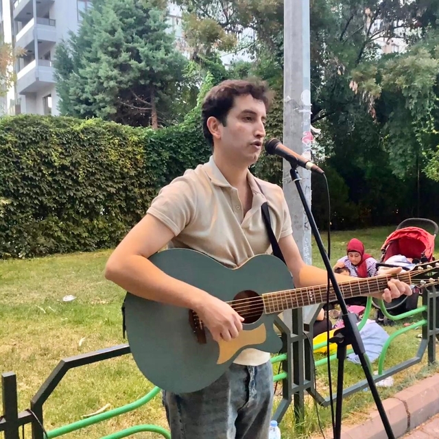 Kendi bestelerini duyurmak için sokağı sahneye dönüştürdü
Müzisyen Ekin Uğu...