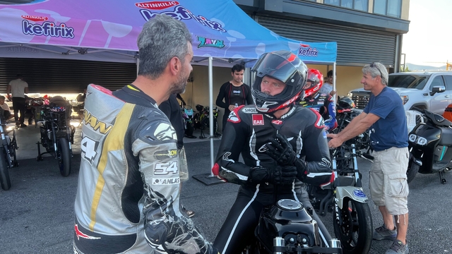 Milli motosikletçiler ve oyuncu Kıvanç Tatlıtuğ Kocaeli'de piste çıktı
Dünya şampiyonu Toprak Razgatlıoğlu'ndan Başiskele Motor Sporları Gelişim Merkezi'ne tam not