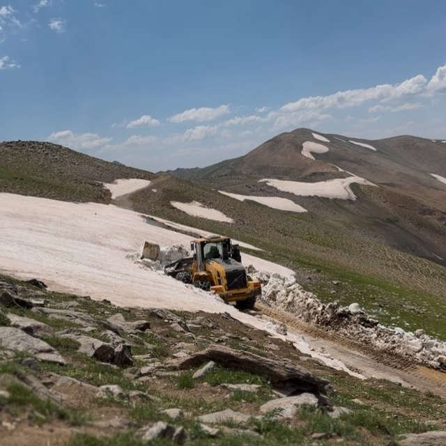 Bitlis'te 3 bin rakımlı yayla yolunda karla mücadele sürüyor