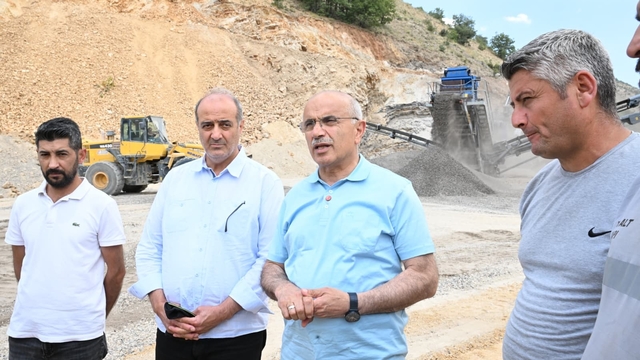Büyükşehir mobil konkasörlerle hem üretiyor hem hızlı hizmet veriyor