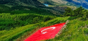Kelkit Vadisi'nin simgesi dev Türk bayrağı yenilendi