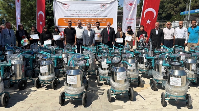 Adıyaman'da süt sağım makineleri üreticilere dağıtıldı