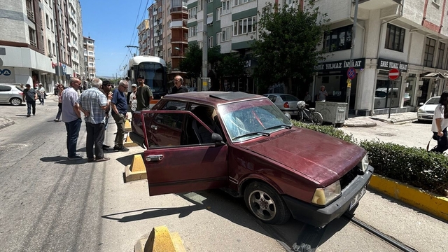Eskişehir'de trafik kazası sebebiyle tramvay seferleri aksadı
