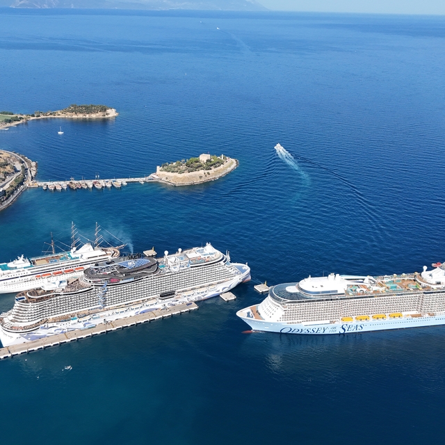 Kuşadası'na 4 gemiyle 9 bin 300 turist geldi