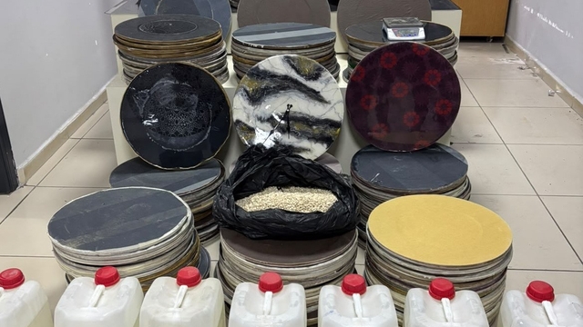 Duvar saatlerinden 48 kilodan fazla uyuşturucu çıktı: 4 tutuklama
Mersin polisinin baskın yaptığı depoda duvar saatleri içerisinde 48 kilo 774 gram ağırlığında 186 bin 905 adet uyuşturucu hap ile bin 992 adet tarihi eser ele geçirildi