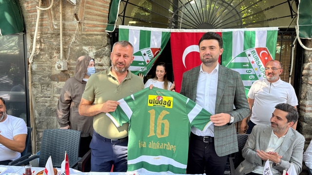 Bursaspor Başkanı Enes Çelik Kapalı Çarşı'da esnafla buluştu
Bursaspor Başkanı Enes Çelik, Emir Han'da düzenlenen kahvaltı programında çarşı esnafıyla bir araya geldi.