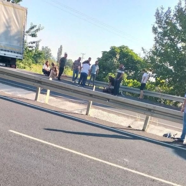 Kazaya karışan hemşire çift, hayat için seferber oldu