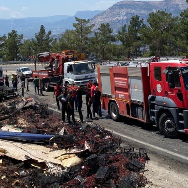 Devrilen kamyon hurdaya döndü, sıkışan sürücü kurtarıldı
